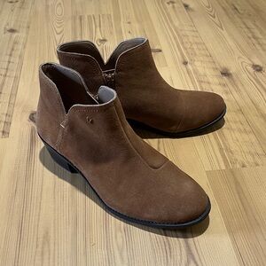 Vionic Liv Toffee Brown Suede Leather Notched Zip Low Heel Ankle Bootie Shoe 8.5